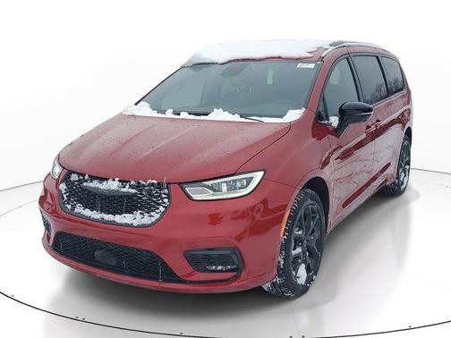 Red Hot Pearlcoat 2026 Chrysler Pacifica Limited