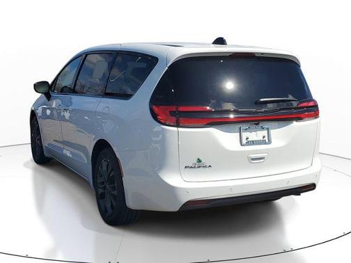 Bright White Clearcoat 2026 Chrysler Pacifica L