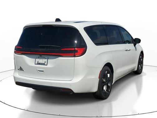 Bright White Clearcoat 2026 Chrysler Pacifica L