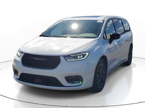 Bright White Clearcoat 2026 Chrysler Pacifica L