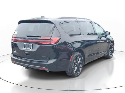 Diamond Black Crystal Pearlcoat 2027 Chrysler Pacifica Limited