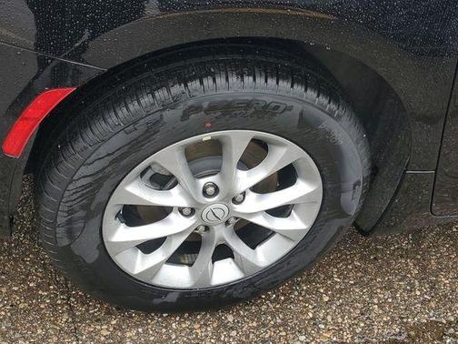 Diamond Black Crystal Pearlcoat 2026 Chrysler Pacifica Limited