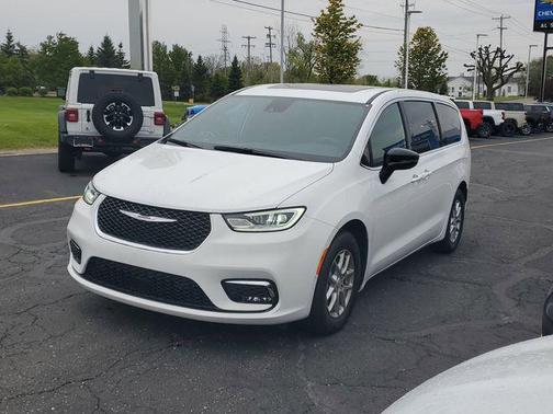 Bright White Clearcoat 2026 Chrysler Pacifica L