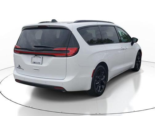 Bright White Clearcoat 2026 Chrysler Pacifica L