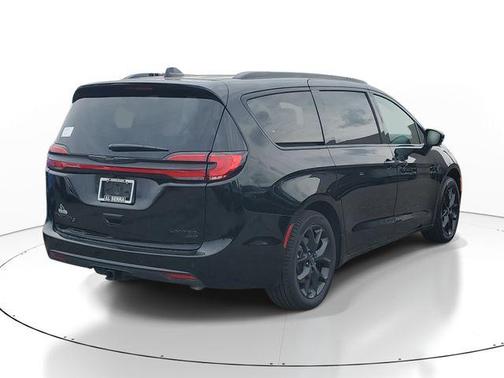 Diamond Black Crystal Pearlcoat 2026 Chrysler Pacifica Limited