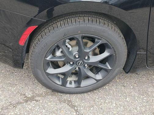 Diamond Black Crystal Pearlcoat 2026 Chrysler Pacifica Limited