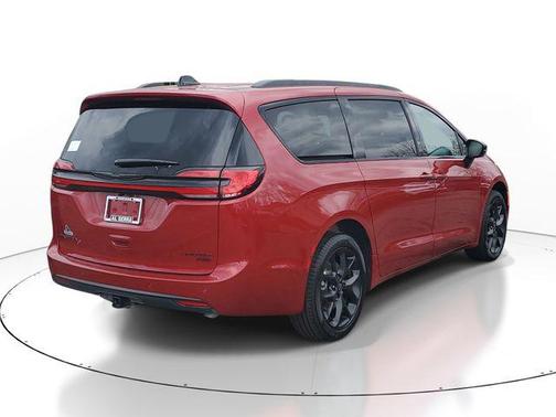 Red Hot Pearlcoat 2026 Chrysler Pacifica Limited