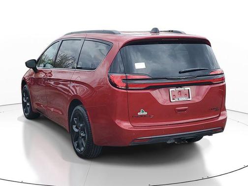 Red Hot Pearlcoat 2026 Chrysler Pacifica Limited