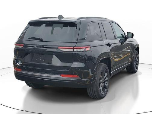 Diamond Black Crystal Pearlcoat 2026 Jeep Grand Cherokee Limited