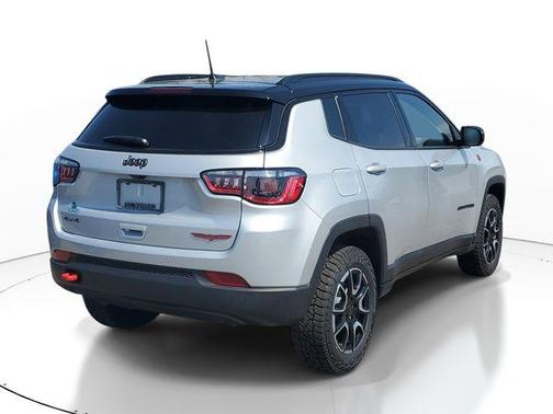 Silver Zynith Metallic Clearcoat 2026 Jeep Compass Trailhawk
