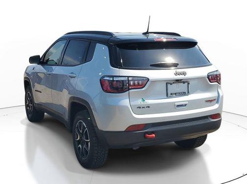 Silver Zynith Metallic Clearcoat 2026 Jeep Compass Trailhawk