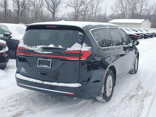 Diamond Black Crystal Pearlcoat 2026 Chrysler Pacifica L