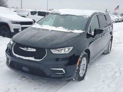 Diamond Black Crystal Pearlcoat 2026 Chrysler Pacifica L