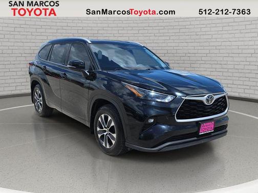 Midnight Black Metallic 2022 Toyota Highlander XLE