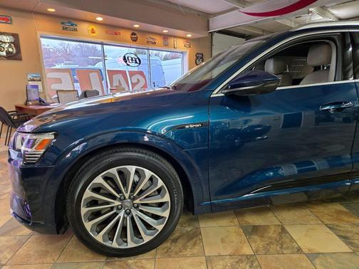 2019 Audi e-tron Premium Plus