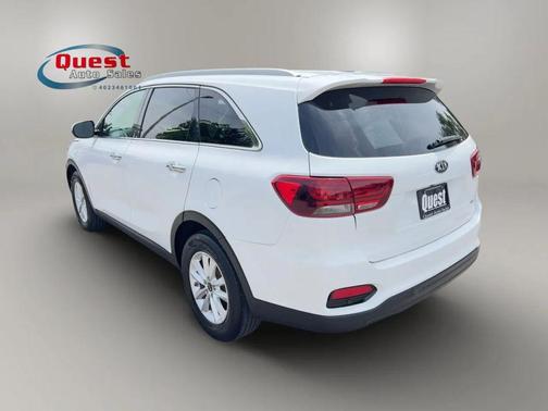 White 2019 Kia Sorento LX