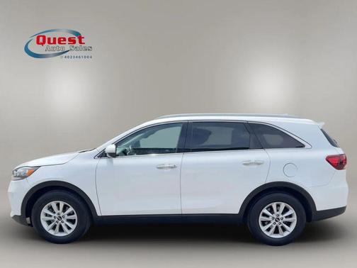 White 2019 Kia Sorento LX