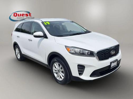 White 2019 Kia Sorento LX