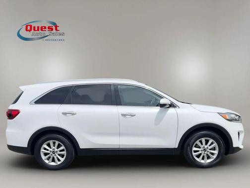 White 2019 Kia Sorento LX