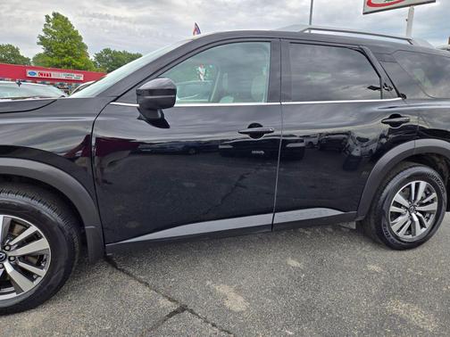 2023 Nissan Pathfinder SL 4WD