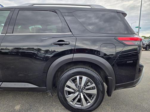 2023 Nissan Pathfinder SL 4WD