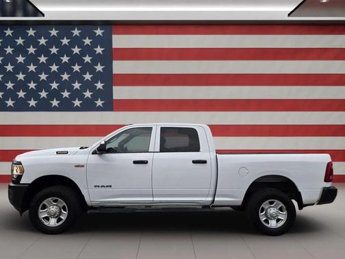 2022 RAM 3500 Tradesman Crew Cab 4x4 6'4' Box