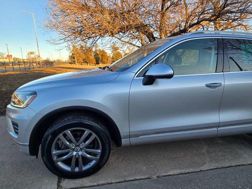 2016 Volkswagen Touareg VR6 Lux