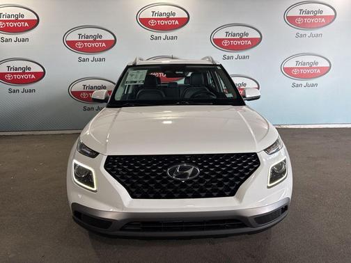 Lunar White w/Black Roof 2024 Hyundai VENUE Limited