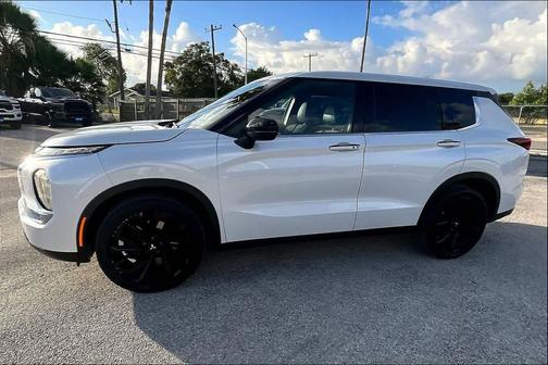 2022 Mitsubishi Outlander Black Edition 2WD