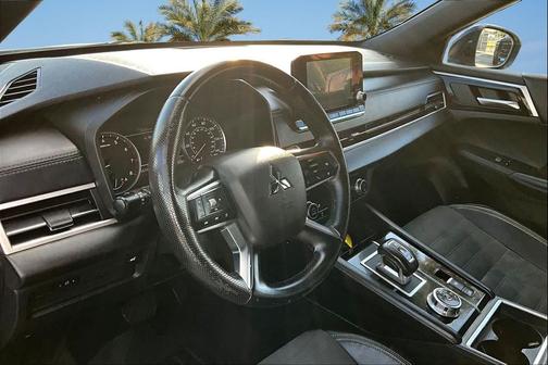 2022 Mitsubishi Outlander Black Edition 2WD