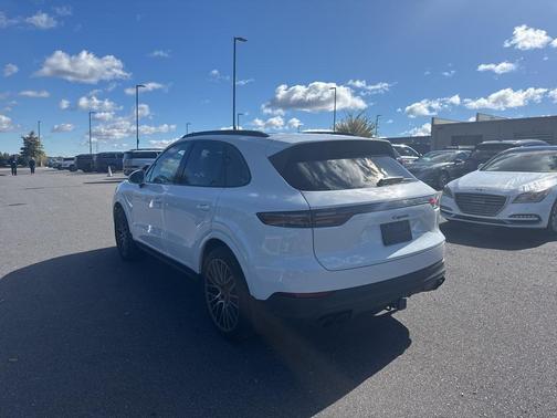 2023 Porsche Cayenne Platinum Edition