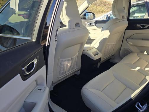 2022 Volvo XC60 B5 Momentum