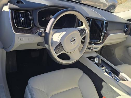 2022 Volvo XC60 B5 Momentum