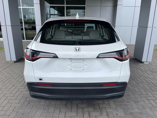 Platinum White Pearl 2023 Honda HR-V LX