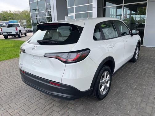 Platinum White Pearl 2023 Honda HR-V LX