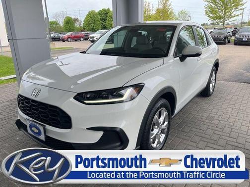 Platinum White Pearl 2023 Honda HR-V LX