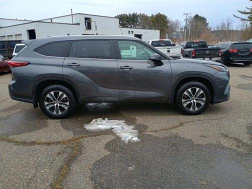 Magnetic Gray Metallic 2023 Toyota Highlander XLE