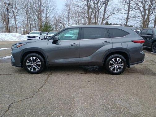 Magnetic Gray Metallic 2023 Toyota Highlander XLE