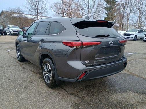 Magnetic Gray Metallic 2023 Toyota Highlander XLE
