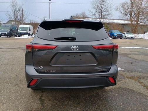 Magnetic Gray Metallic 2023 Toyota Highlander XLE