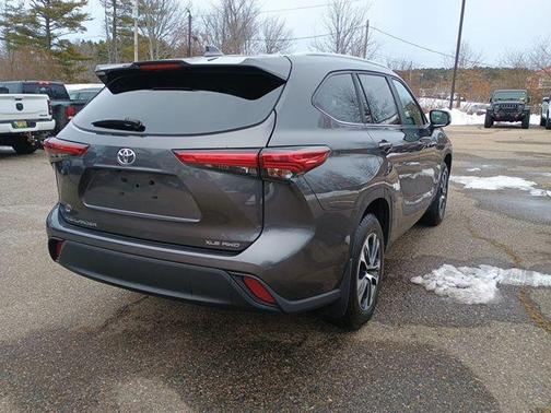 Magnetic Gray Metallic 2023 Toyota Highlander XLE
