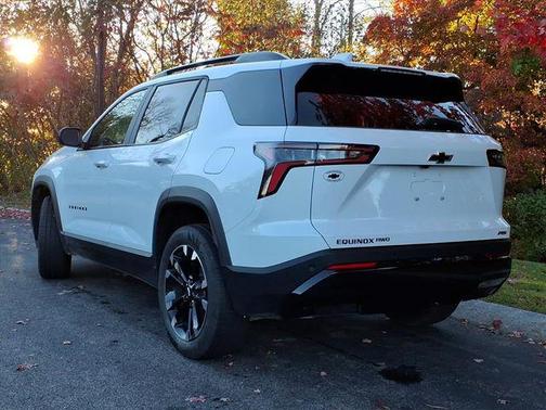 Polar White Tricoat 2026 Chevrolet Equinox AWD RS