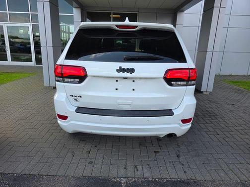 Bright White Clearcoat 2021 Jeep Grand Cherokee Laredo