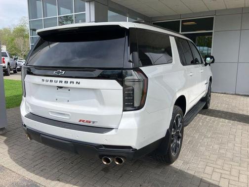Iridescent Pearl Tricoat 2025 Chevrolet Suburban RST