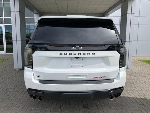 Iridescent Pearl Tricoat 2025 Chevrolet Suburban RST