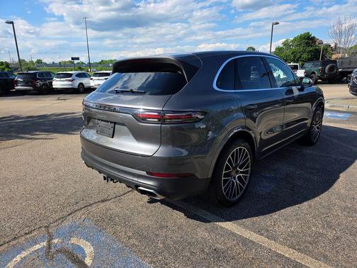 Chalk 2023 Porsche Cayenne Platinum Edition