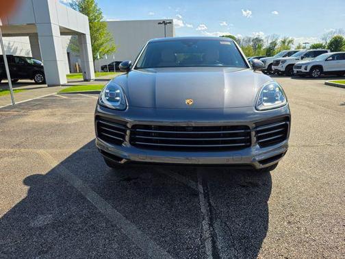 Chalk 2023 Porsche Cayenne Platinum Edition