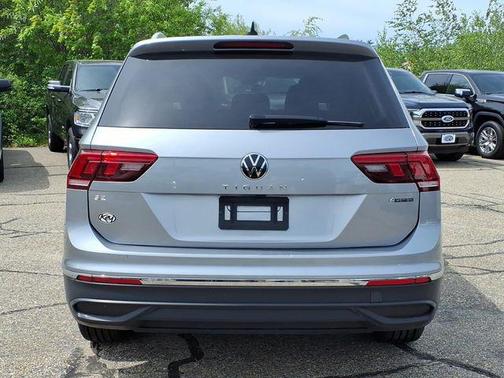 Gray 2024 Volkswagen Tiguan 2.0T SE