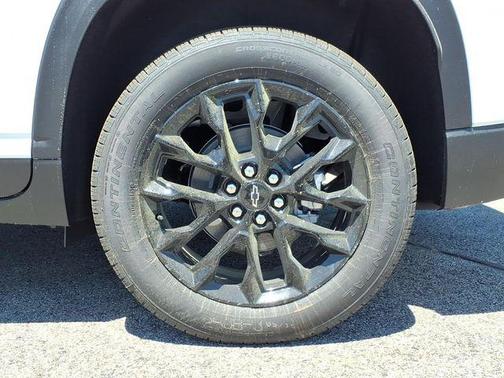 Summit White 2026 Chevrolet Traverse LT