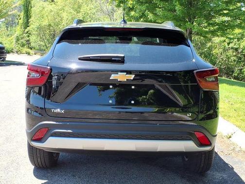 Mosaic Black Metallic 2026 Chevrolet Trax LT